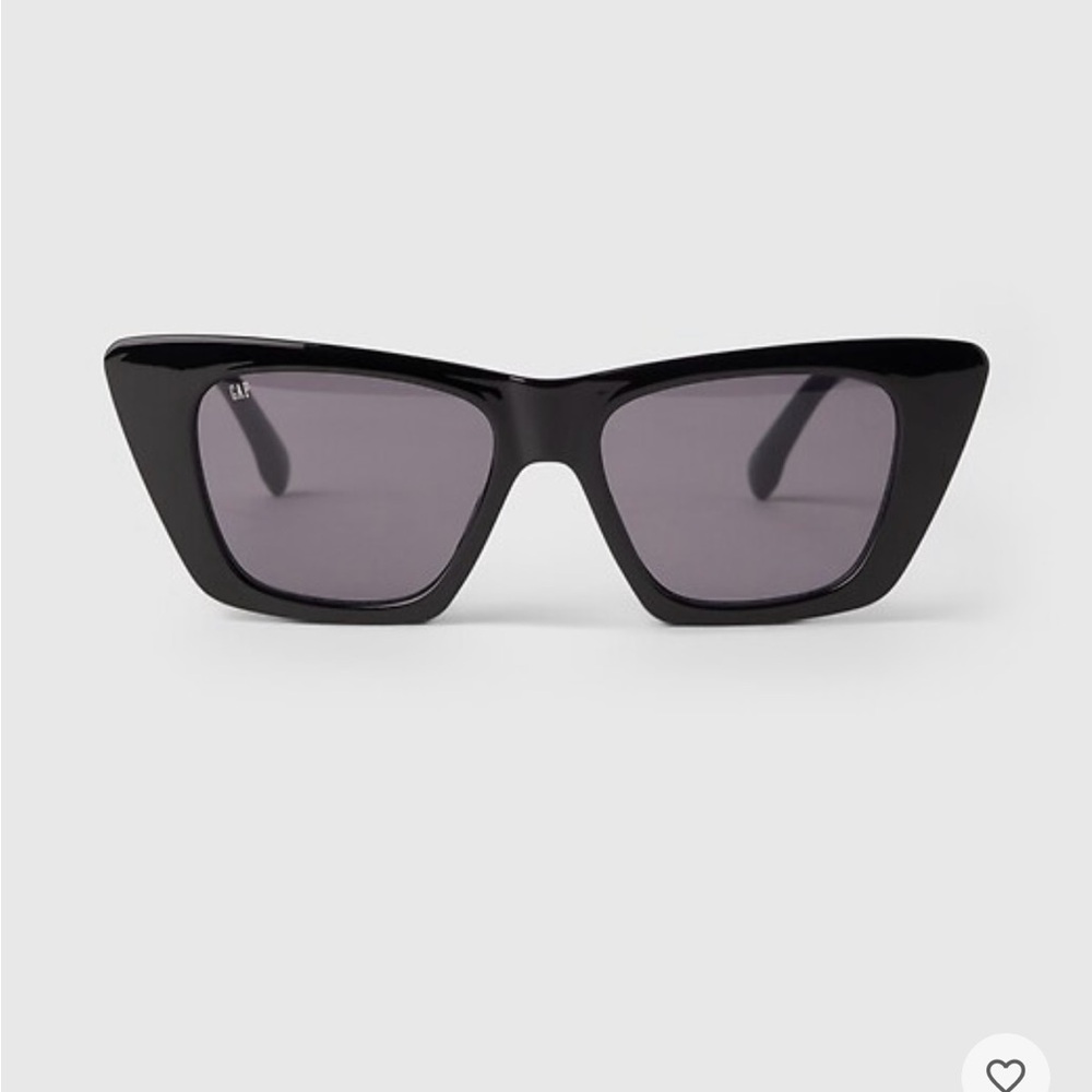 Chic Black Cat-Eye Sunglasses